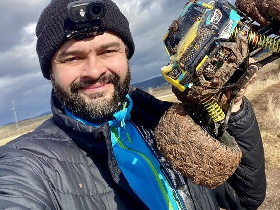 Tester drží zablútený RMT Monster Tornado v teréne